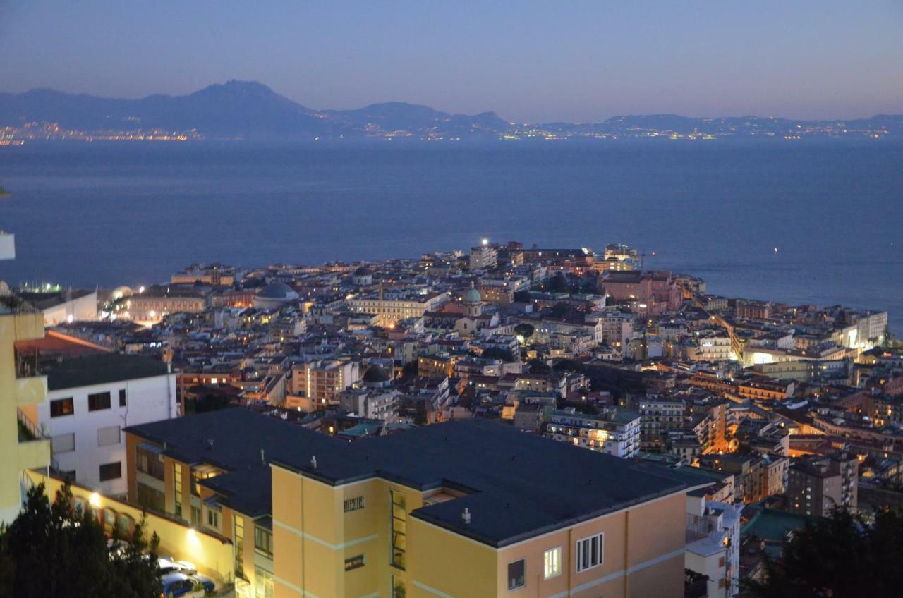 Appartamento Panoramico "Il Glicine" نابولي المظهر الخارجي الصورة